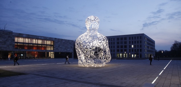 Die acht Meter hohe Skulptur „Body of Knowledge“ vor dem Hörsaalzentrum, Credit: © Uwe Dettmar/Goethe-Universität