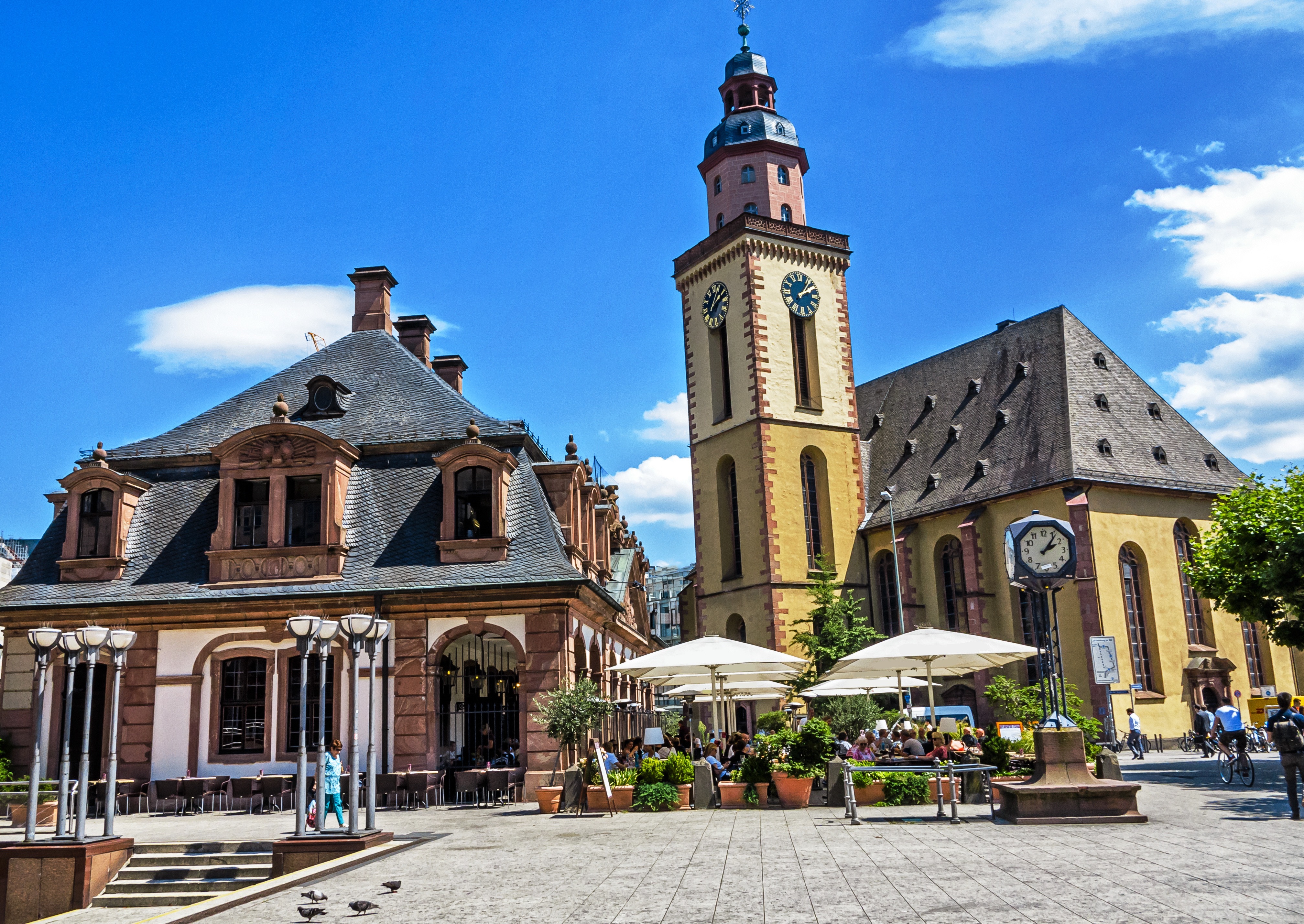 Heute befindet sich die Hauptwache an geringfügig veränderter Position, das Café hat nach wie vor geöffnet. , Credit: © AdobeStock/travelview