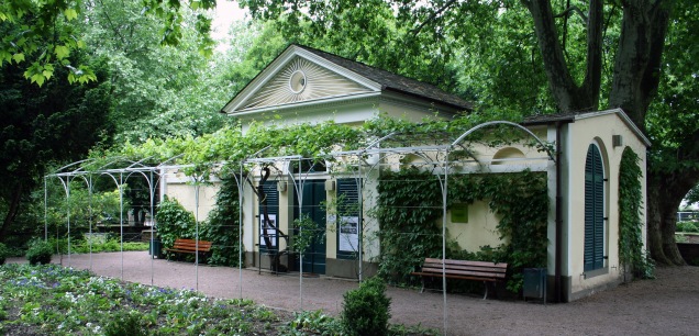Der klassizistische Pavillon befindet sich in der Bockenheimer Anlage, Credit: © Wikipedia/A. Köhler; BY-SA 3.0