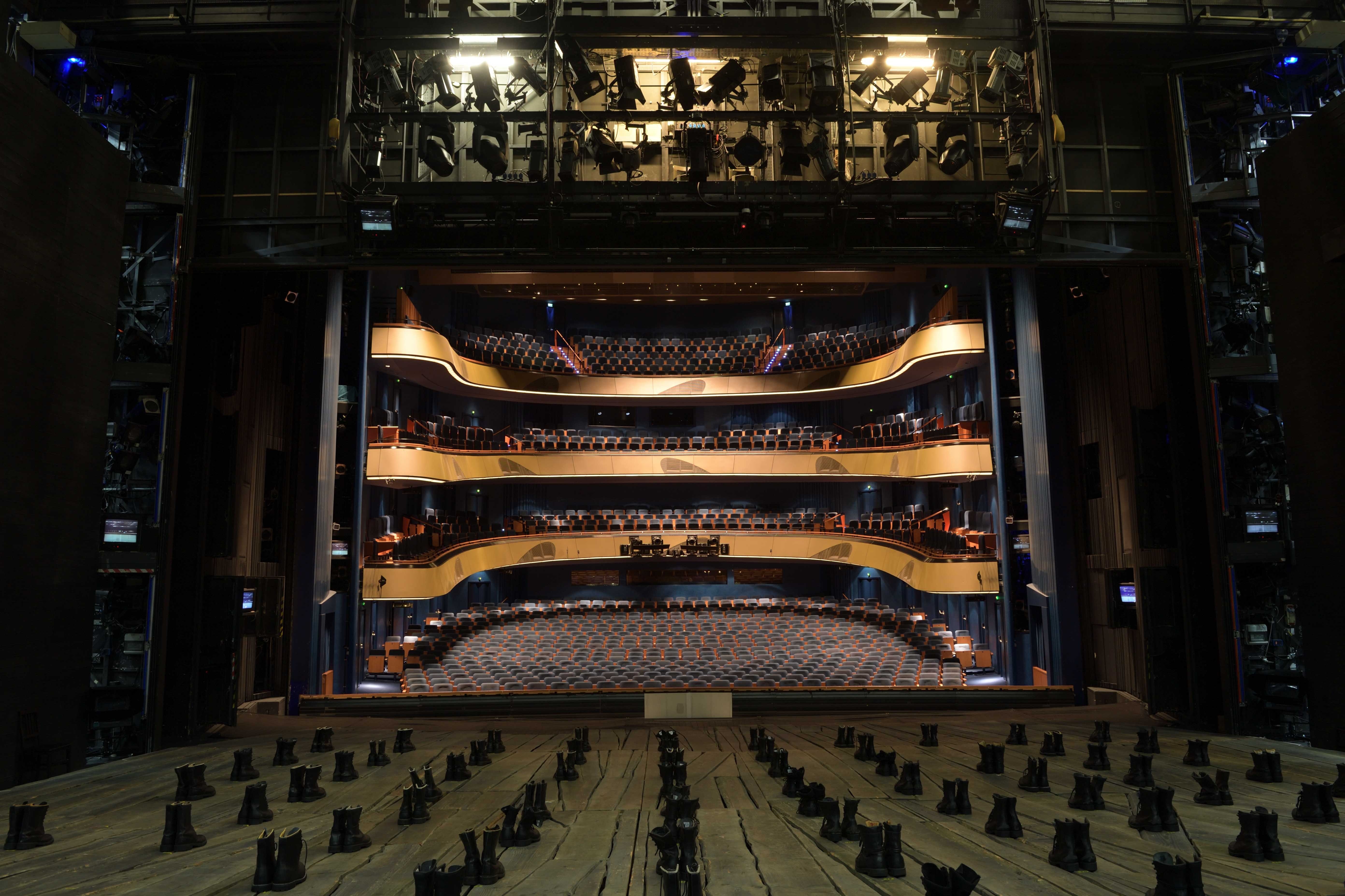 In dem weitläufigen Saal der Oper finden 2400 Gäste in Reihenbestuhlung Platz., Credit: © Barbara Aumüller