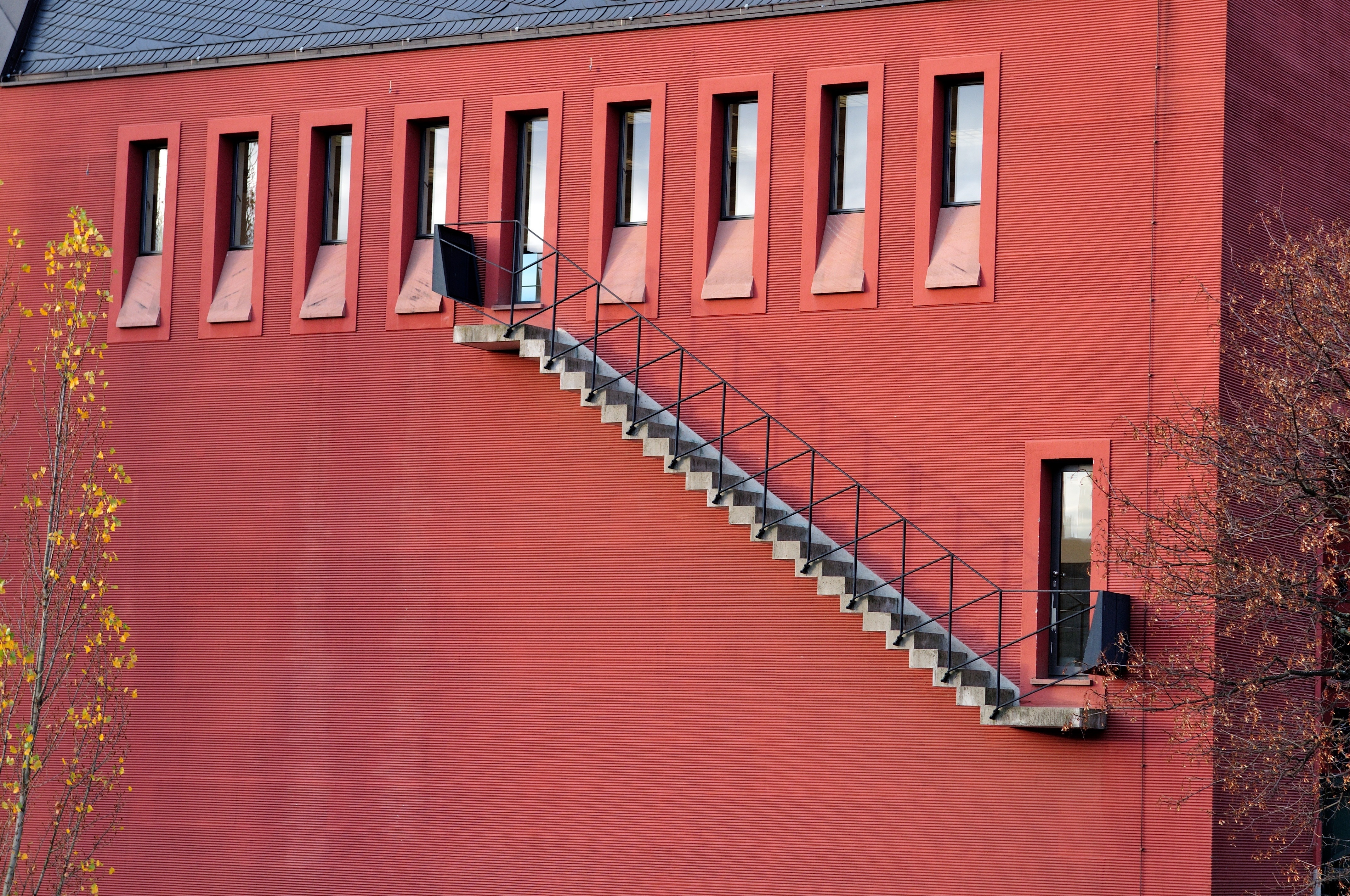  Ins Auge fällt die Außentreppe, die scheinbar nutzlos an der Fassade klebt. Doch sie verbindet das Dachgeschoss mit dem zweiten Obergeschoss., Credit: © AdobeStock/Eduard Shelesnjak