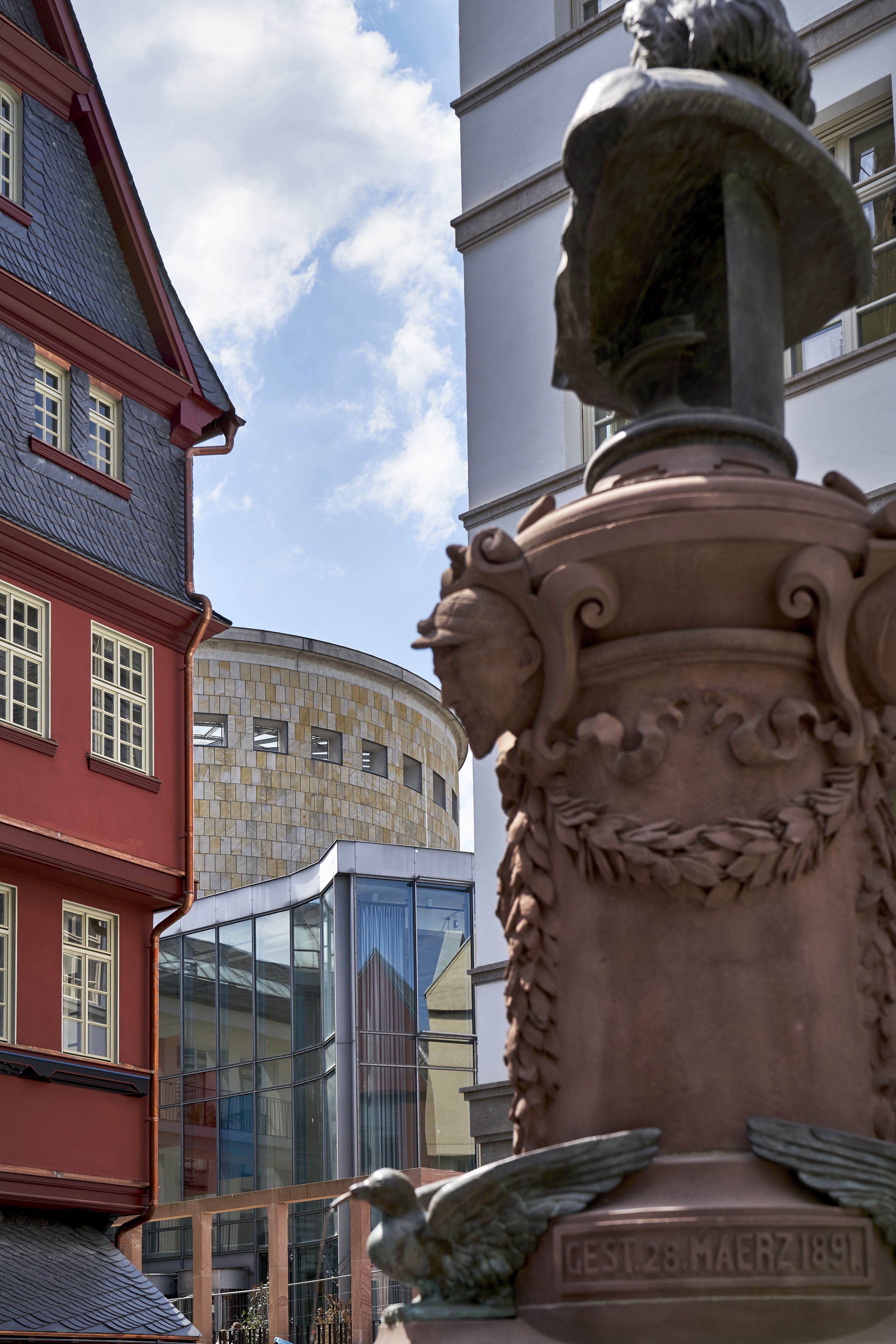 Die Schirn wurde 1986 eröffnet und befindet sich inmitten der rekonstruierten Neuen Altstadt., Credit: © Norbert Miguletz