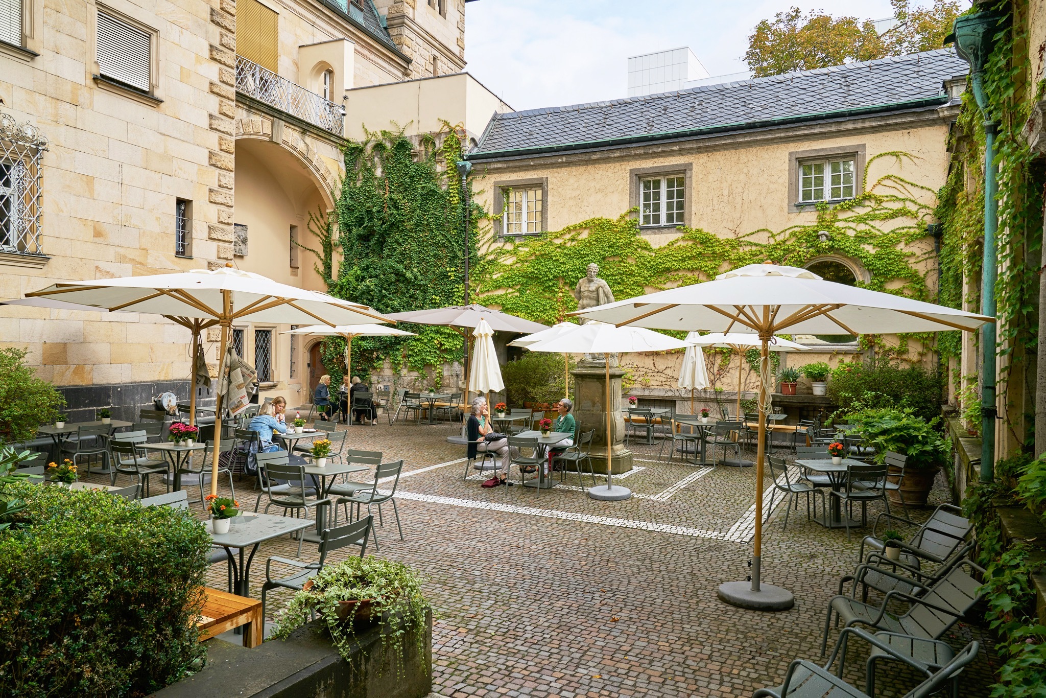 Geheimtipp: Das Café im Garten des Liebieghauses lädt zum Verweilen ein., Credit: © Liebieghaus Skulpturensammlung