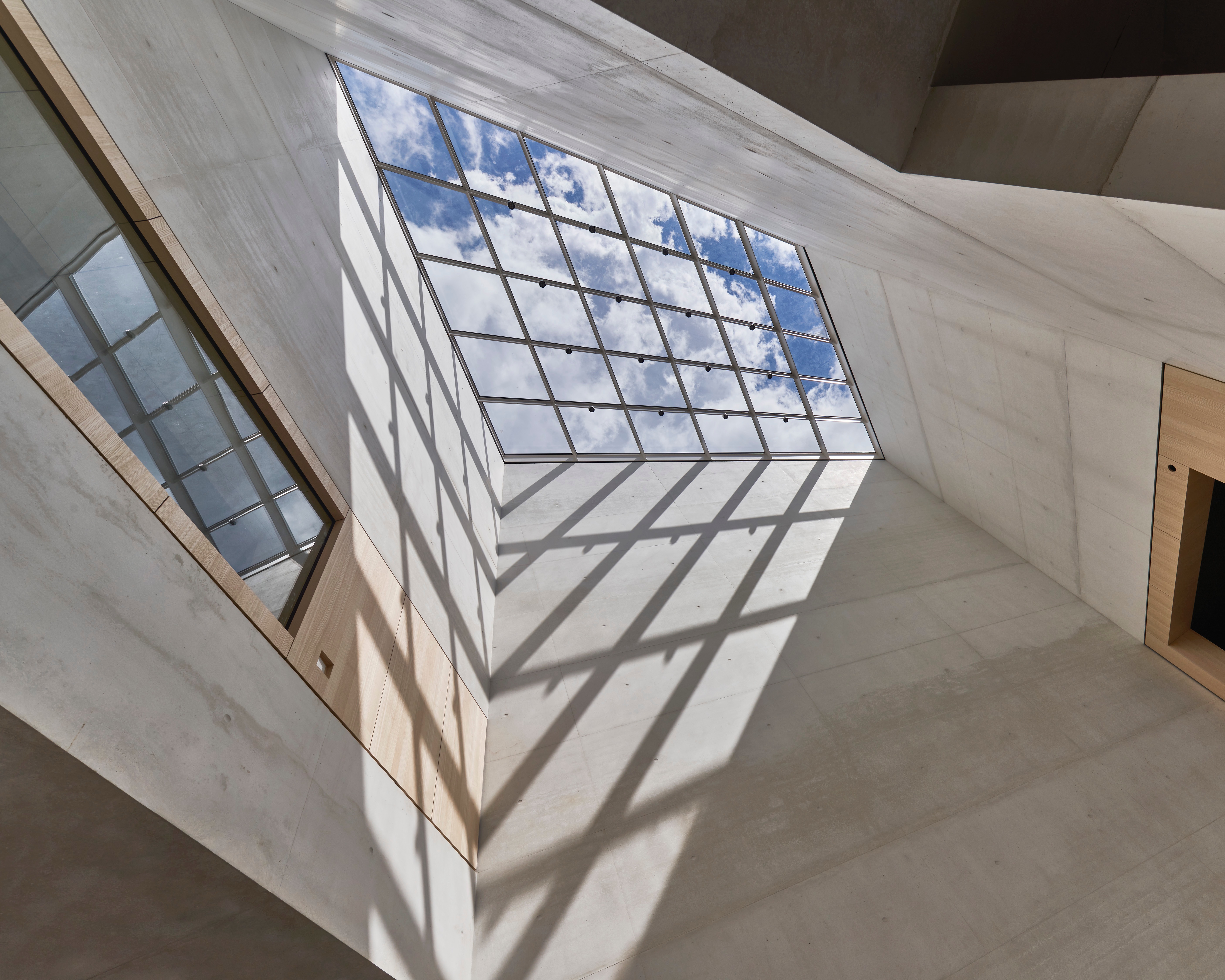 Das lichtdurchflutete Atrium im Lichtbau bildet das Zentrum des neuen Jüdischen Museums, Credit: © Jüdisches Museum/Norbert Miguletz