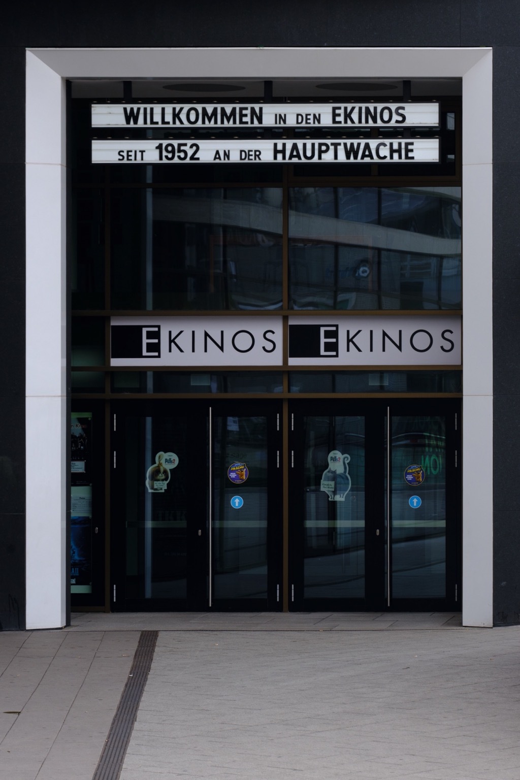 Der Eingang zu den Kinos liegt direkt an der Hauptwache., Credit: © Sina Eichhorn