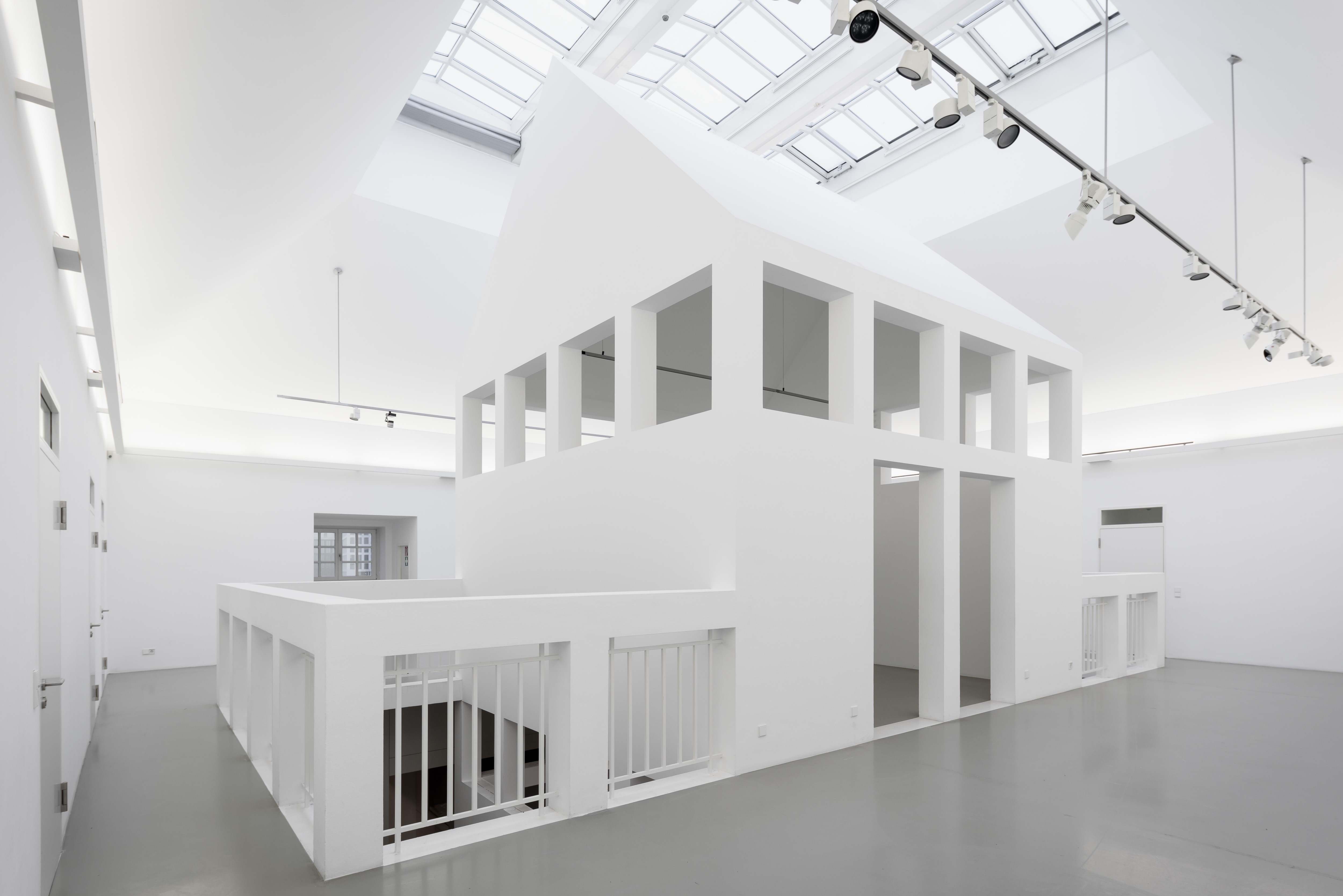 Im Mittelpunkt der weißen Museumsarchitektur von Oswald Mathias Ungers steht das in die Gründerzeitvilla eingestellte Haus-im-Haus., Credit: © Moritz Bernoully