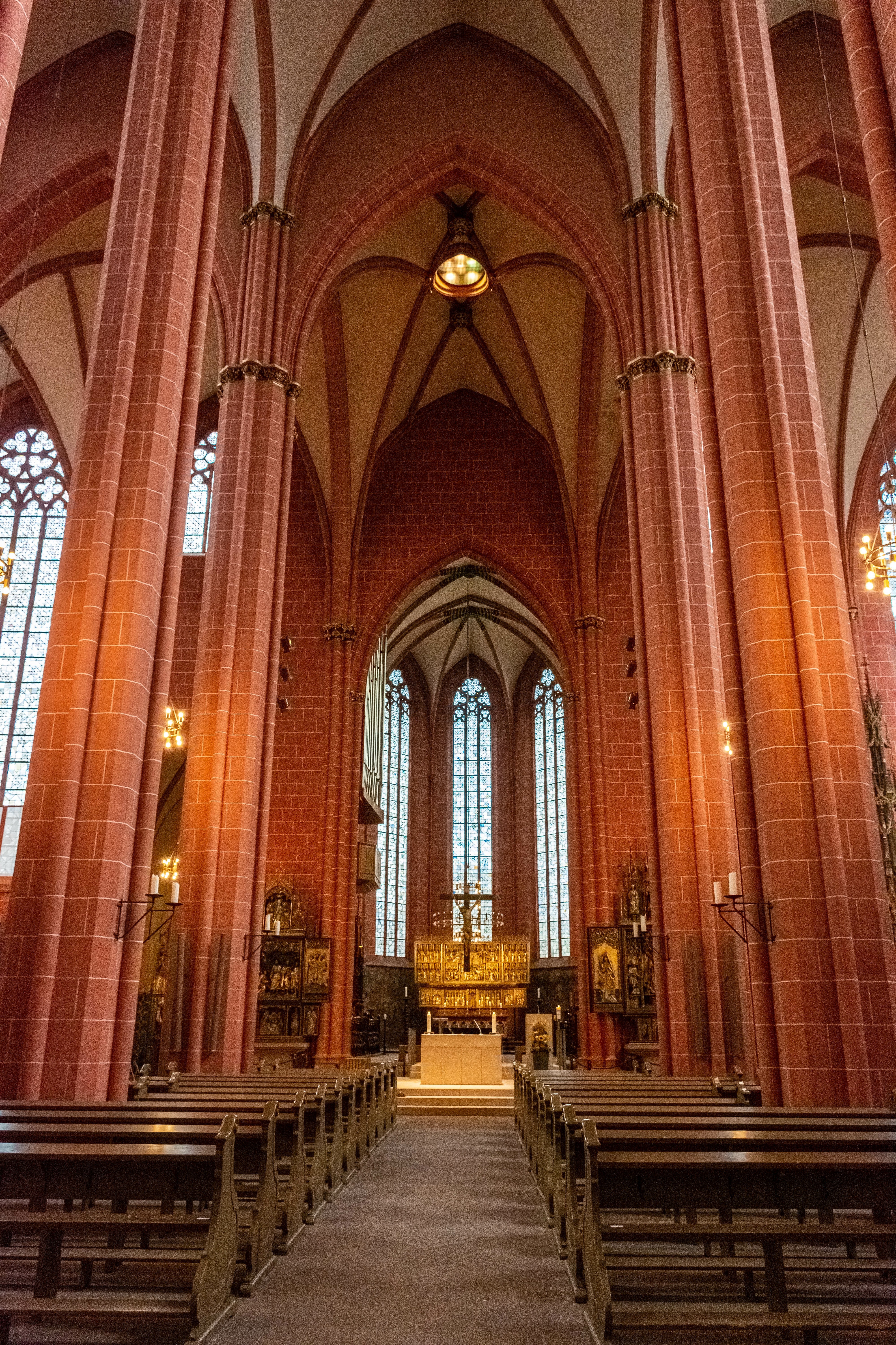 Altar der Krönungskirche deutscher Kaiser , Credit: © AdobeStock/Stefano Zaccaria