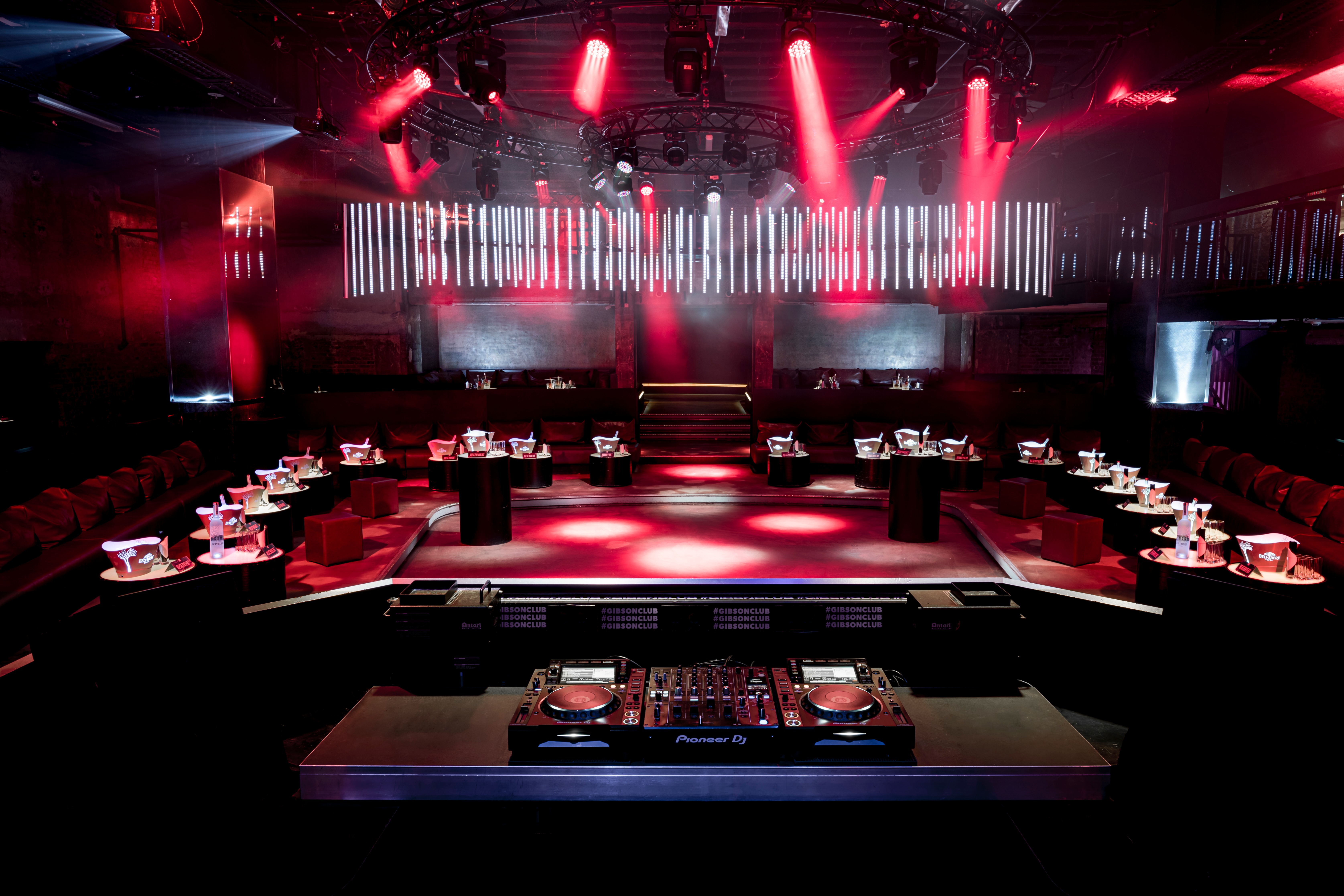 Die Tanzfläche des Clubs wird auch für Podiumsdiskussionen oder als Konzertfläche genutzt. , Credit: © Gibson GmbH & Co. KG