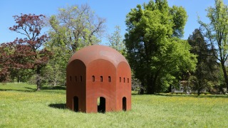 Foto: Thomas Schütte, Nuclear Temple, 2012, Blickachsen 14 (2025), courtesy Stiftun