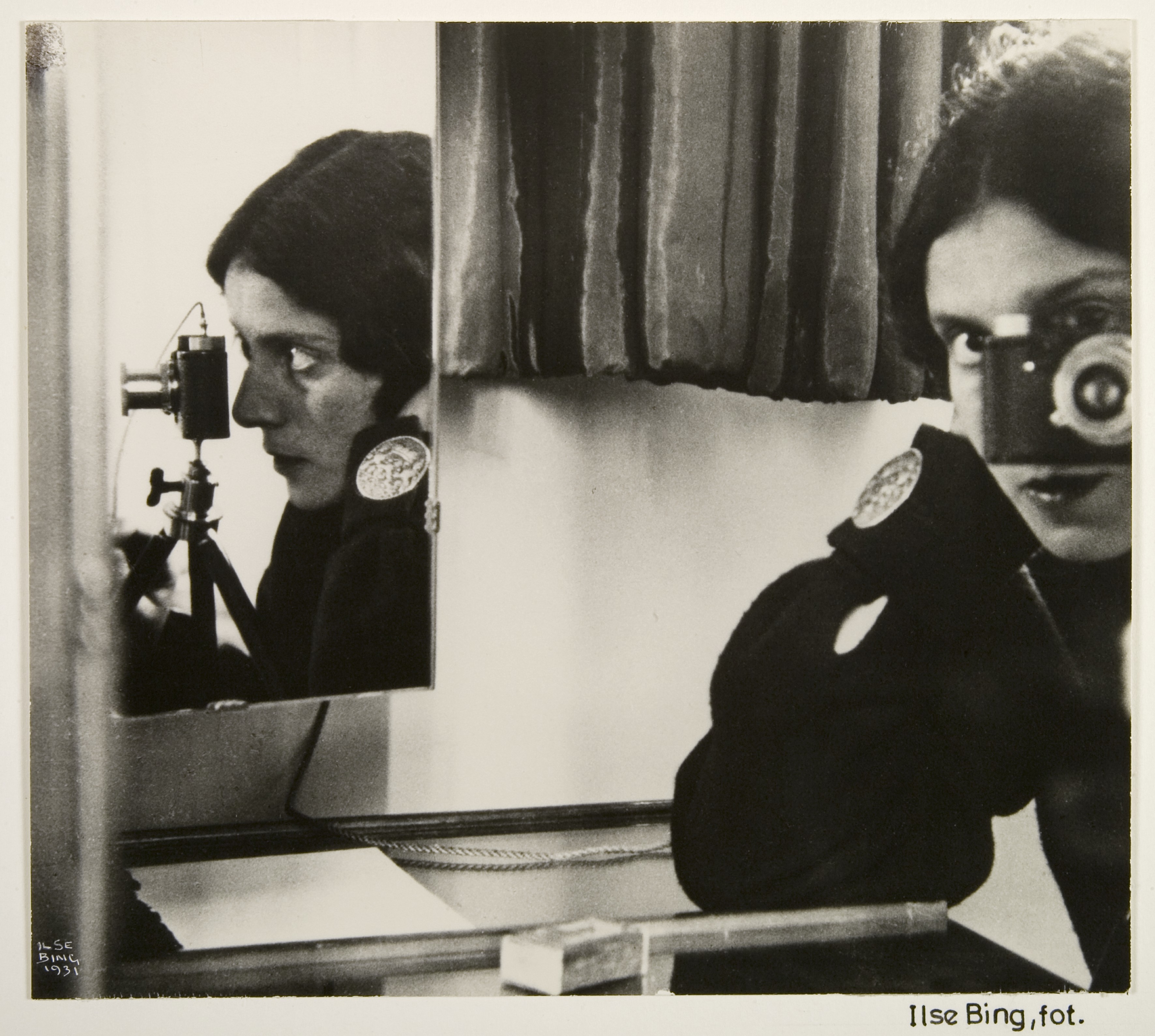 Ilse Bing, Selbstporträt mit Leica im Spiegel , Credit: © © HMF 