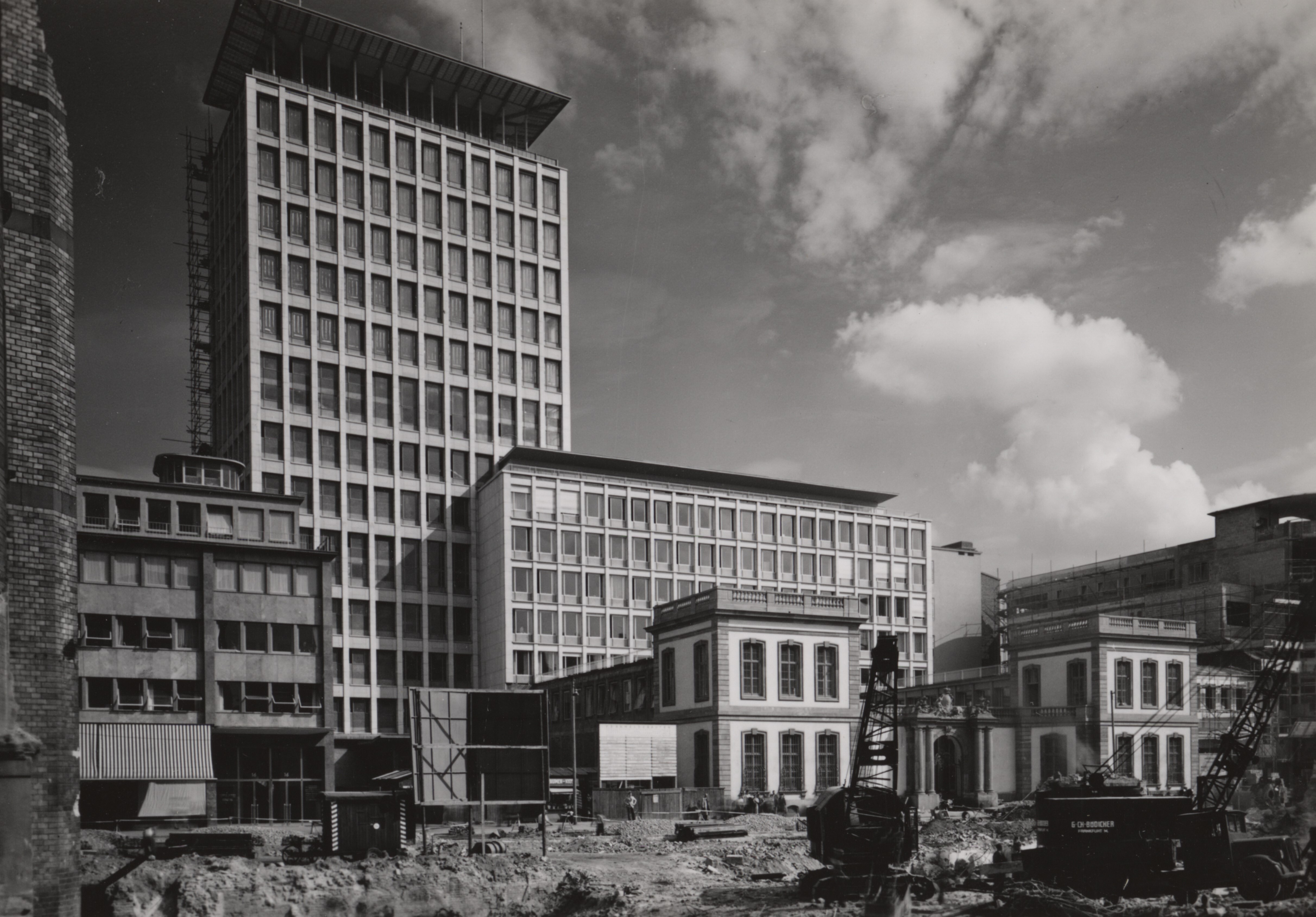 Rudolf Sandalo, Das Fernmeldehochhaus Frankfurt, 1954, Fotografie, Credit: © MSPT/Museum für Kommunikation Frankfurt