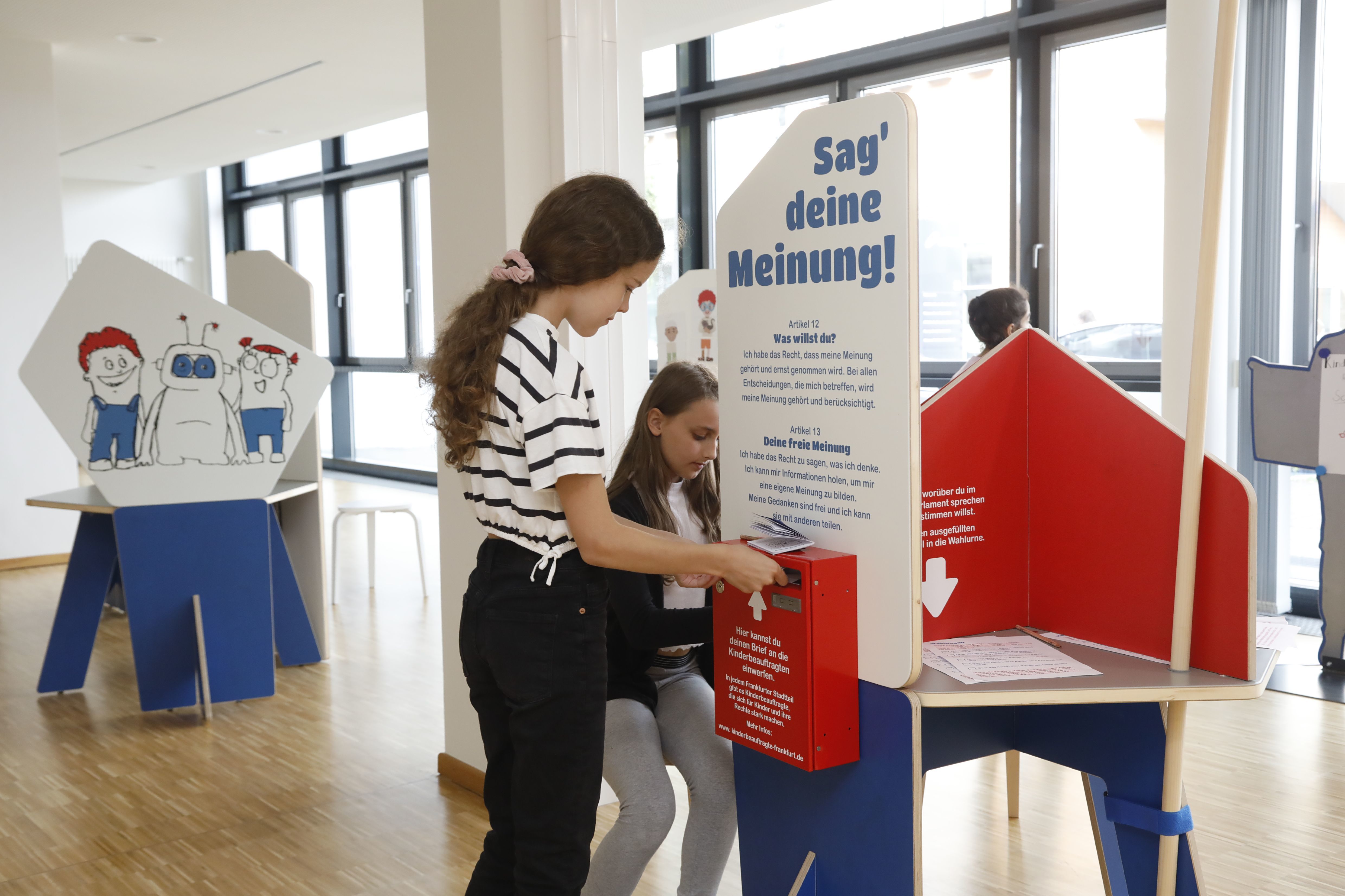 Kinderrechte – Kinder in einer Wahlkabine , Credit: © Copyright: Junges Museum, Frankfurter Kinderbüro, Foto: Uwe Dettmar  