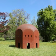 Foto: Thomas Schütte, Nuclear Temple, 2012, Blickachsen 14 (2025), courtesy Stiftung