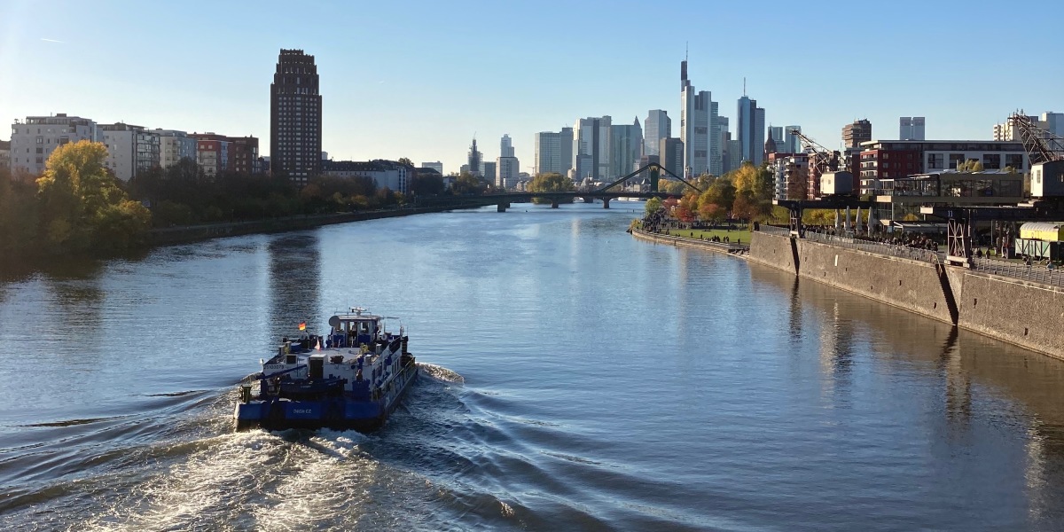 Der Main teilt die Stadt in zwei Hälften; rund 20 Brücken überspannen den Fluss., Credit: © Sina Eichhorn